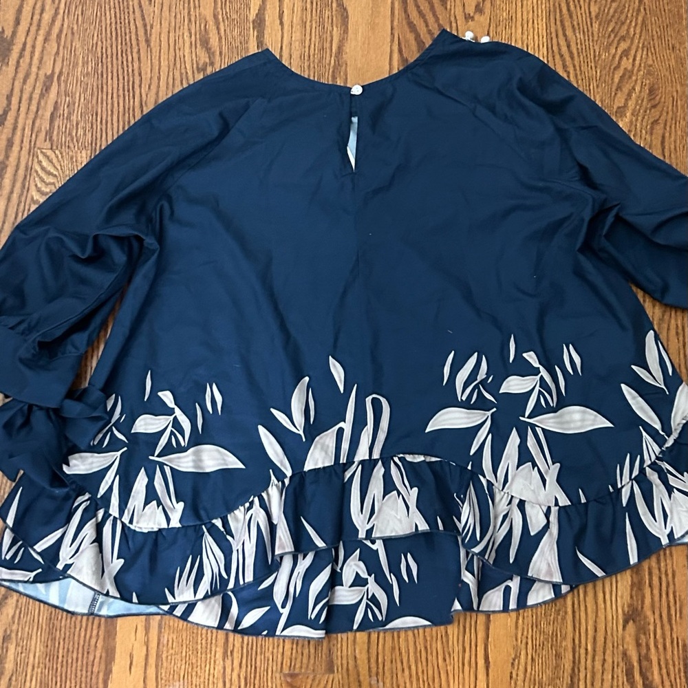 Navy Blue “cold shoulder” Blouse with White and tan floral Pattern. NWT size L - Picture 2 of 5